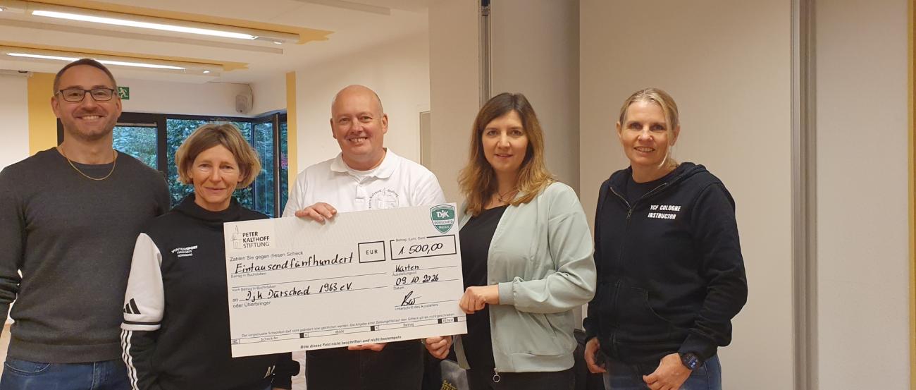 Die Personen auf dem Foto sind der Einrichtungsleiter des K51 Andreas Schünke, die Präventionsbeauftragte der DJK Dürscheid Anne Linden, der Vertreter der Peter-Kalthoff-Stiftung Marc Beer, die Geschäftsführerin des Gemeindesportverband Kürten Sandra Häck und die Geschäftsführerin der YOU CAN FIGHT Academy Tana Schulte