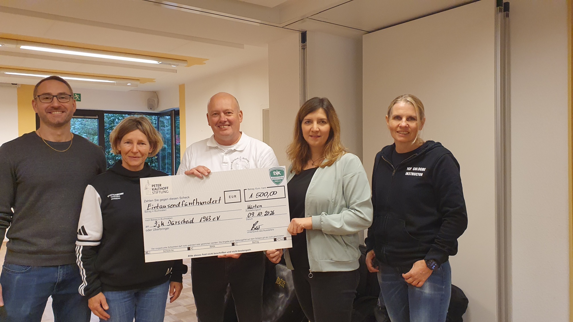 Die Personen auf dem Foto sind der Einrichtungsleiter des K51 Andreas Schünke, die Präventionsbeauftragte der DJK Dürscheid Anne Linden, der Vertreter der Peter-Kalthoff-Stiftung Marc Beer, die Geschäftsführerin des Gemeindesportverband Kürten Sandra Häck und die Geschäftsführerin der YOU CAN FIGHT Academy Tana Schulte