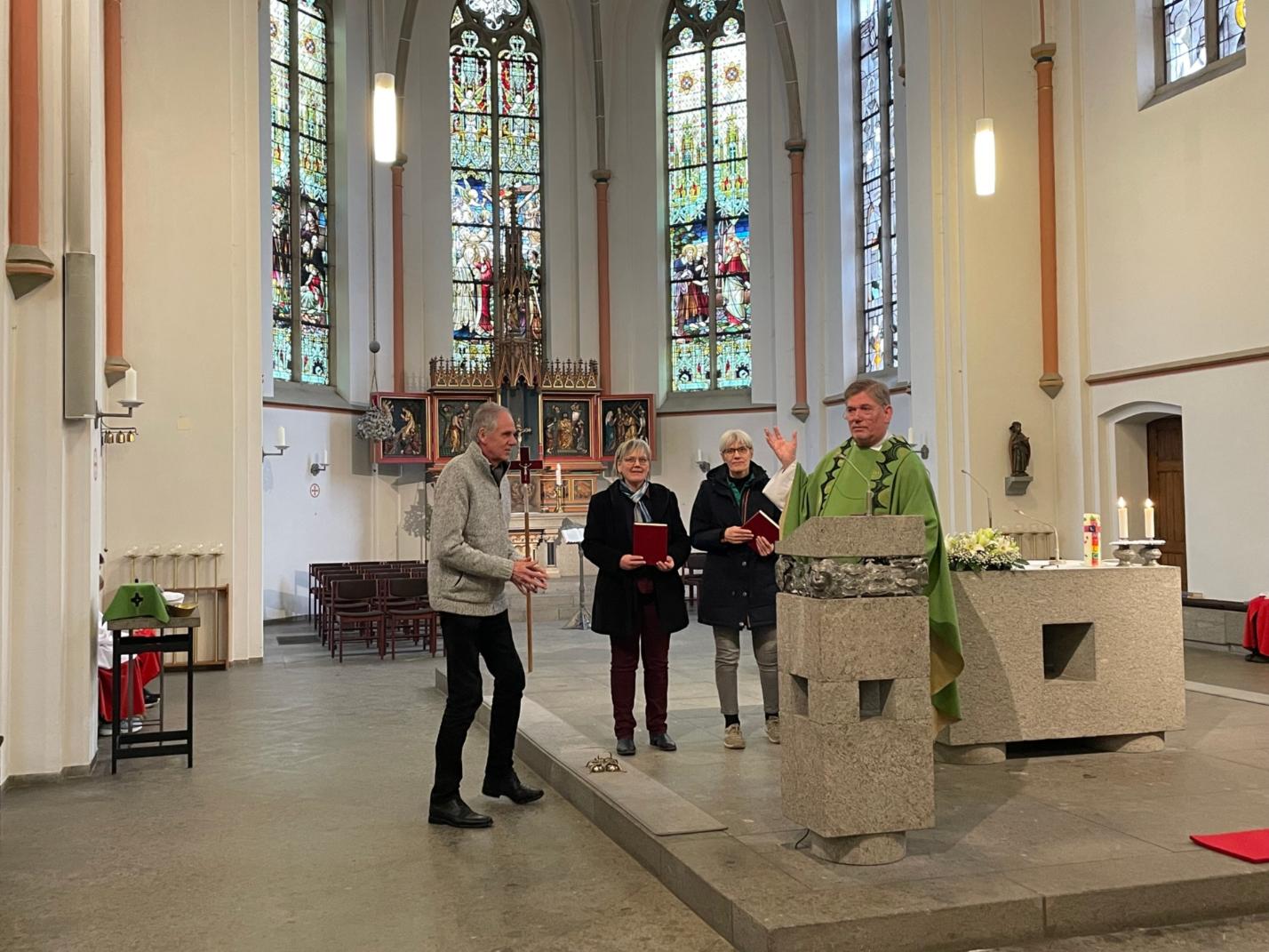 Einführung Leiter Wort-Gottes-Feier