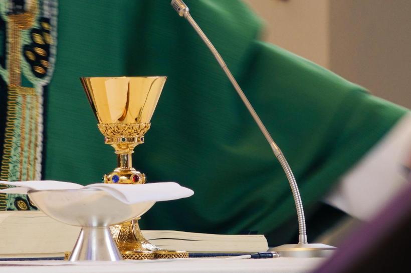 chalice-5995907_by_Sebastian_Strauch_pixabay_pbs