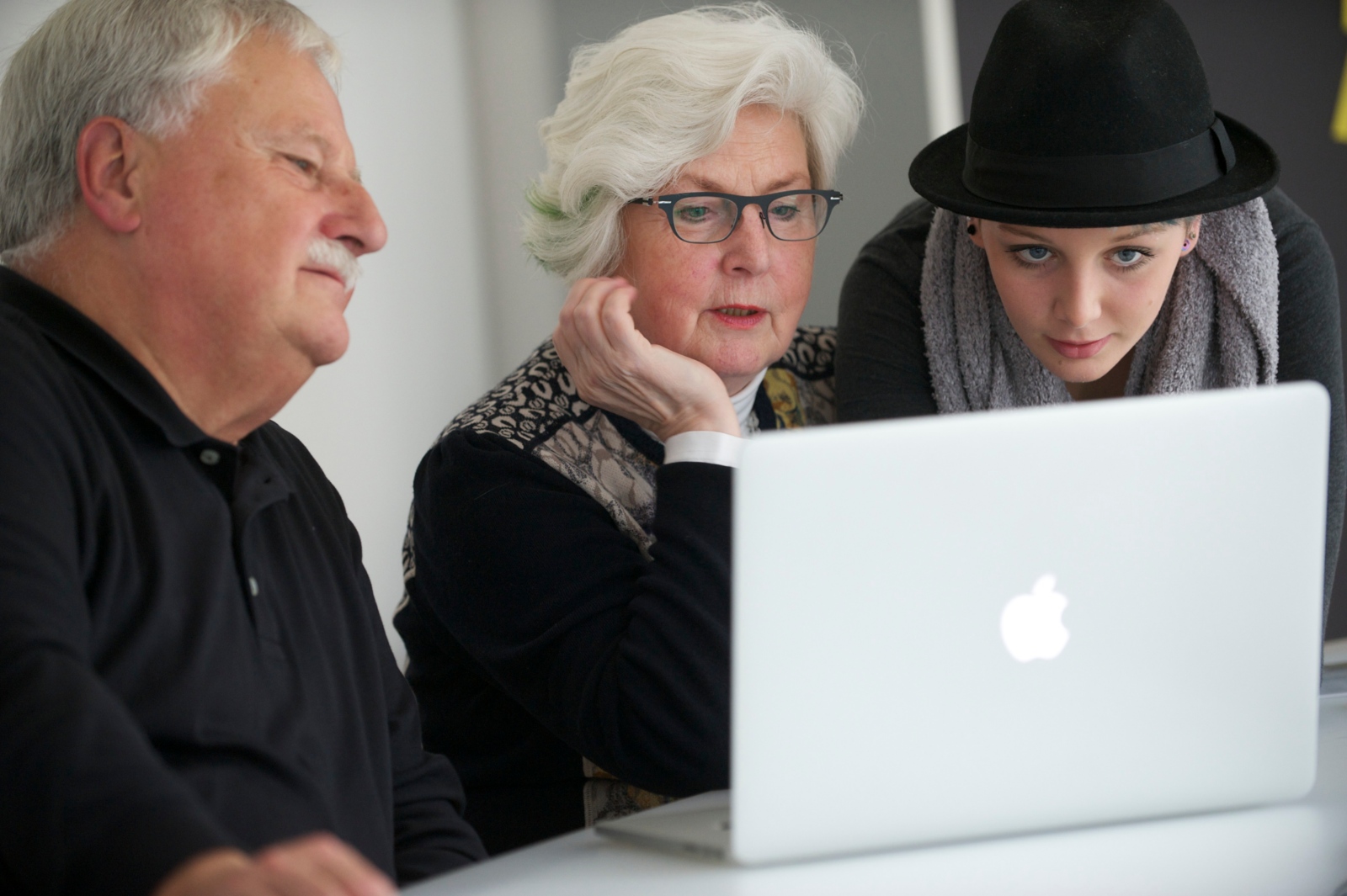 Generationen Miteinander, Alt und Jung, Senioren, Engagement, Ehrenamt, Freitätigkeit, Glauben, Kirchliche Seniorenarbeit