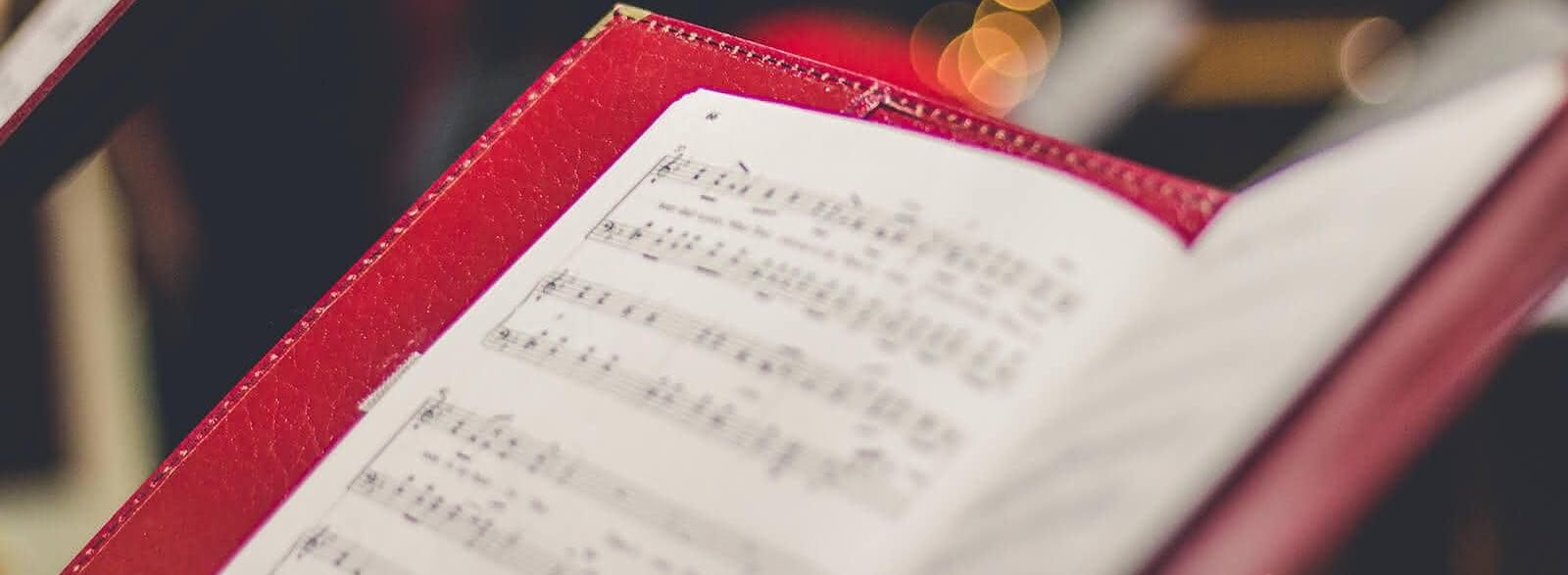 Aufgeschlagenes Notenheft